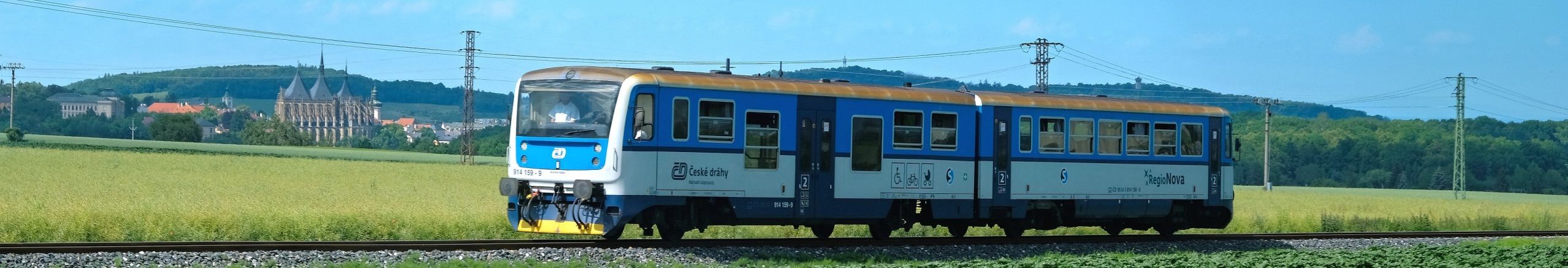 Vlak u Kutné Hory s chrámem svaté Barbory v pozadí